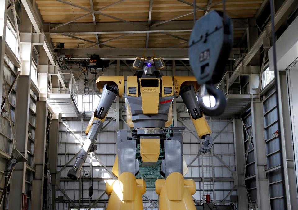 'Gundam' animesinden esinlenen Japon mühendis, 8.5 metrelik kendi dev robotunu yaptı