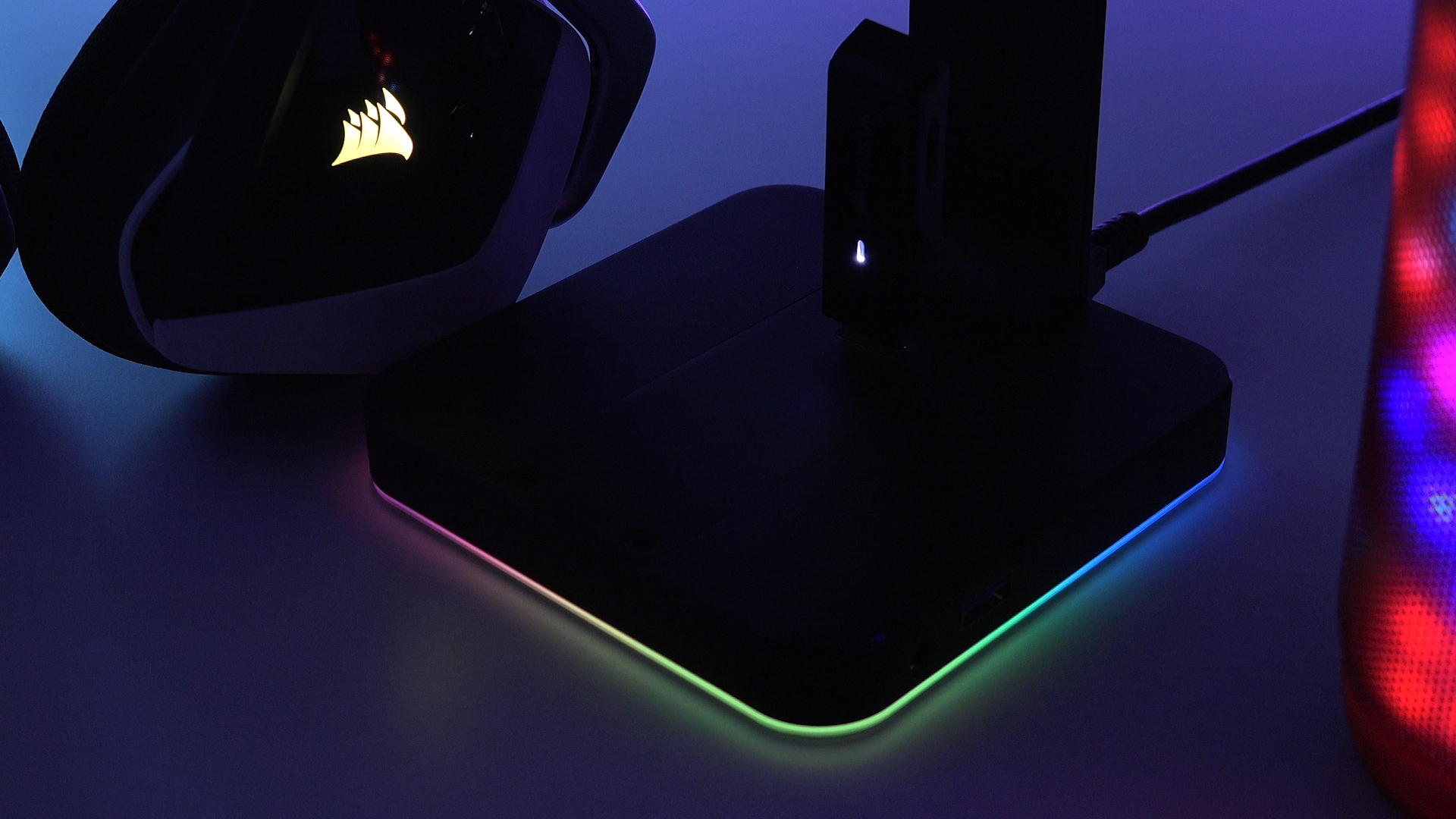 En iyisi, en pahalısı 'Corsair ST100 RGB Premium' kulaklık standı!