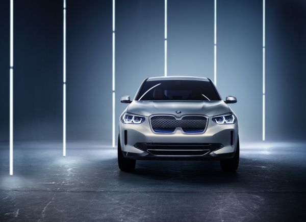 BMW, X3 modelinin elektrikli versiyonunu konsept olarak tanıttı