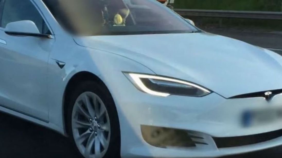 Tesla sürücüsü aracını otomatik pilota alarak yolcu koltuğuna geçti [video]