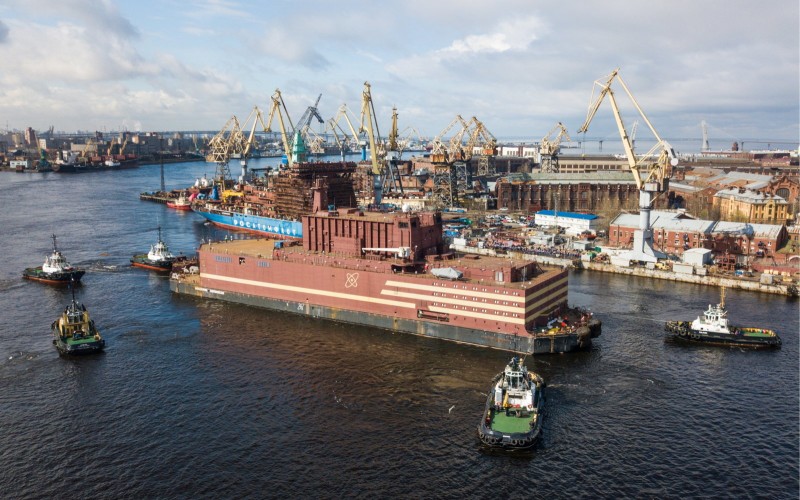 Rusya dünyanın ilk yüzen nükleer santralinin inşasını tamamladı