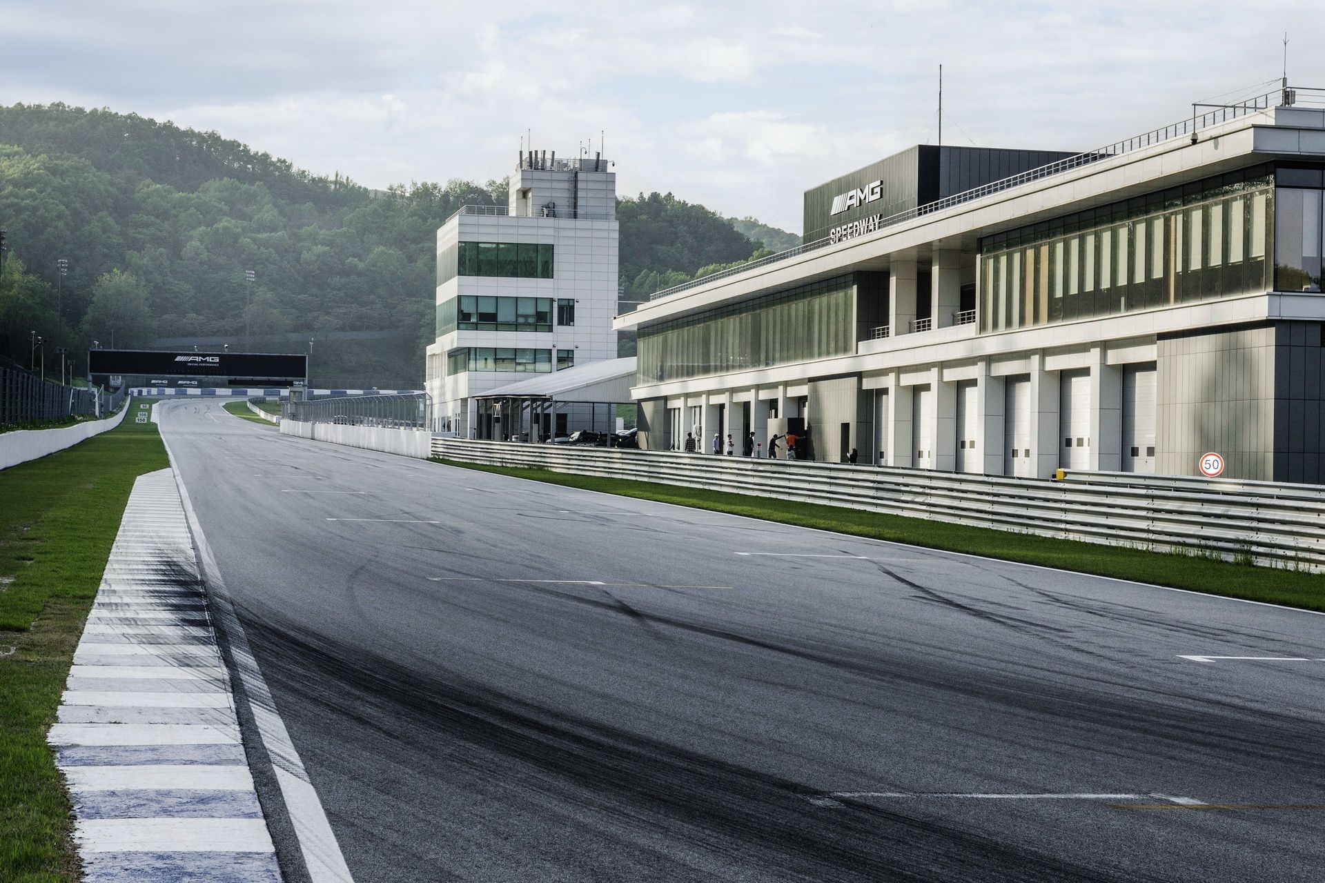 Mercedes-AMG, kendi adını taşıyan dünyanın ilk yarış pistini duyurdu