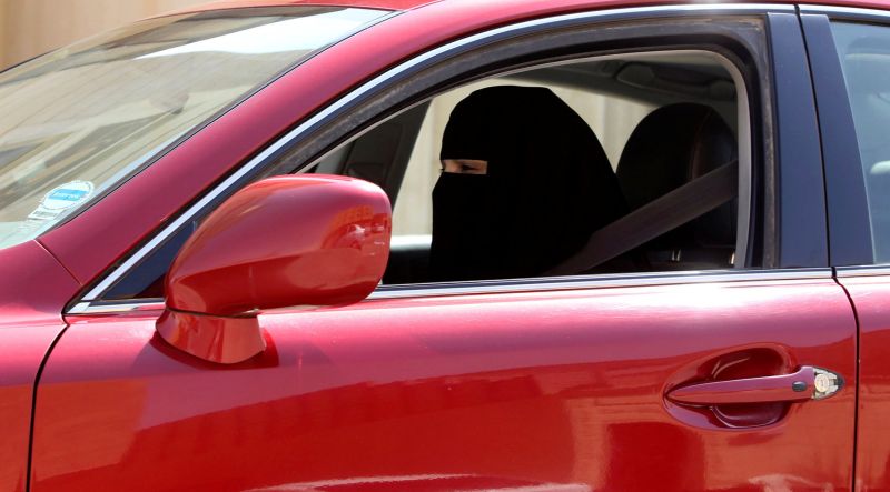 Suudi Arabistan'da kadınlar 24 Haziran’dan itibaren araba kullanabilecek