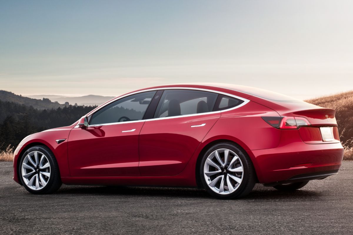 Çift motorlu Tesla Model 3 gelecek hafta siparişe açılıyor