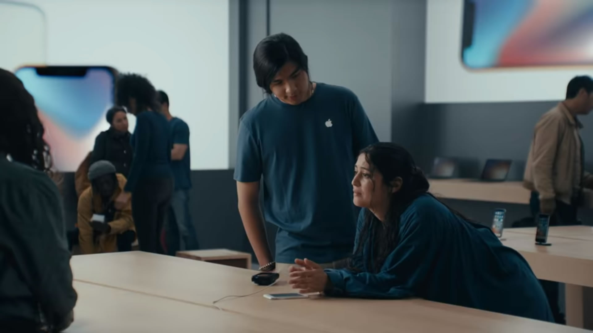 Samsung son reklam filmiyle iPhone'u tiye almaya devam ediyor