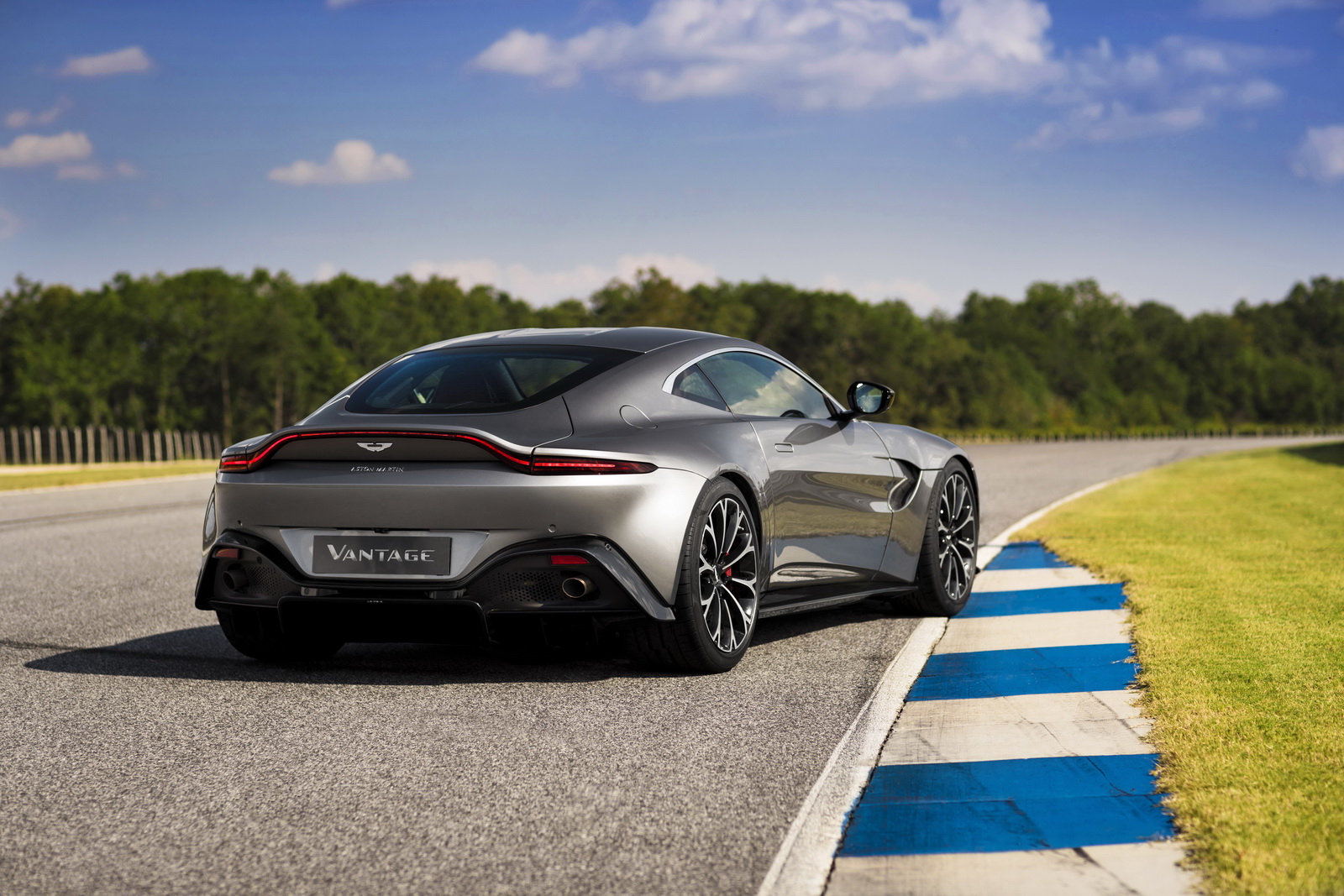 Aston Martin, yeni Vantage modelinin seri üretimine başladı