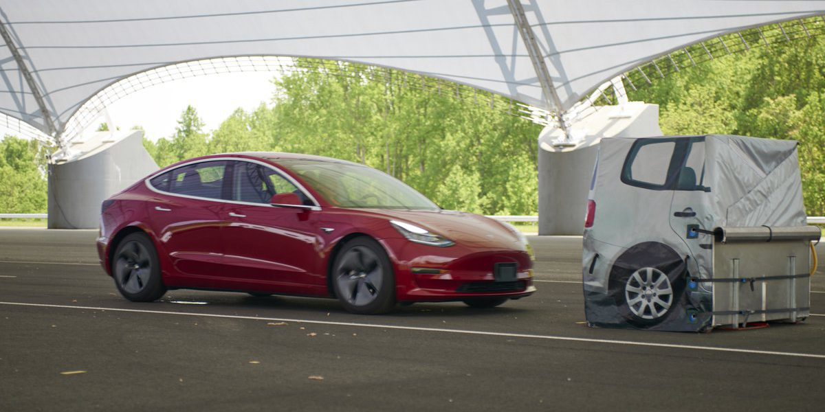 Tesla Model 3'ün fren sistemi sınıfta kaldı